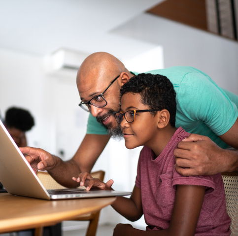 Educateur spécialisé à l'écoute, partageant un moment d'échange et de confiance pour aider à progresser à son rythme.