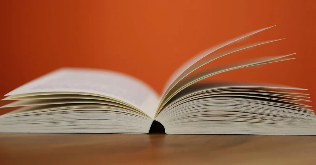 Livre posé et ouvert, invitant à la découverte, à l'étude et au partage du savoir.
